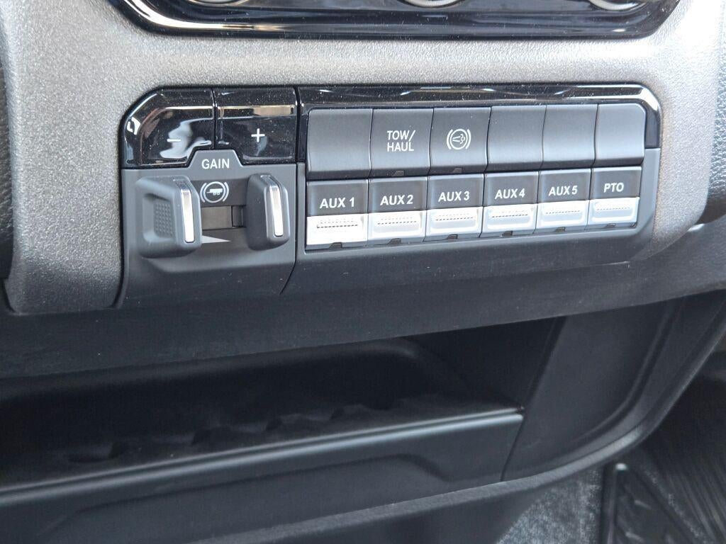 2026 RAM Ram 5500 Chassis Cab RAM 5500 TRADESMAN CHASSIS CREW CAB 4X4 84' CA